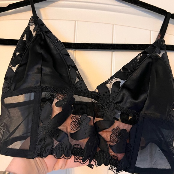 NWT VICTORIAS SECRET SATIN LACE BRALETTE SIZE MEDIUM - Picture 2 of 6